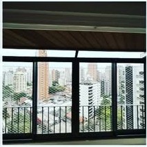 Sacada de prédio com esquadria de alumínio
