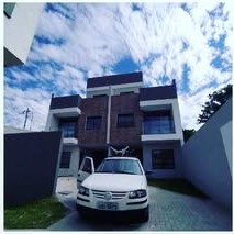 Fachada de sobrado com esquadrias de alumínio instaladas